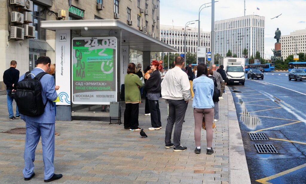 Наружная реклама на остановках в Москве