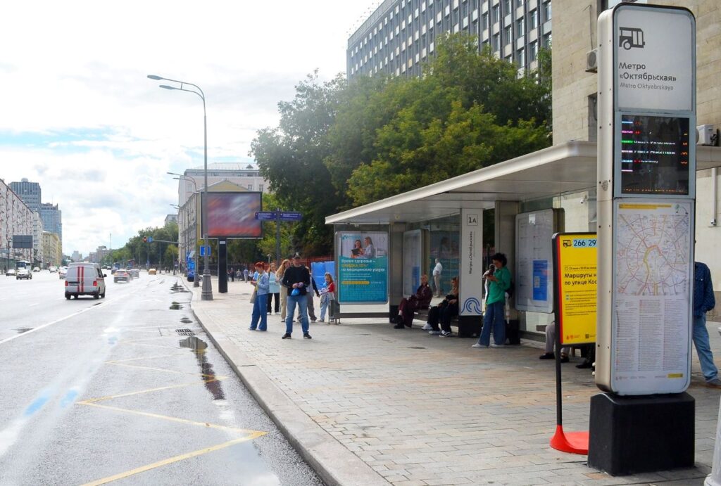 Реклама на остановках в Москве